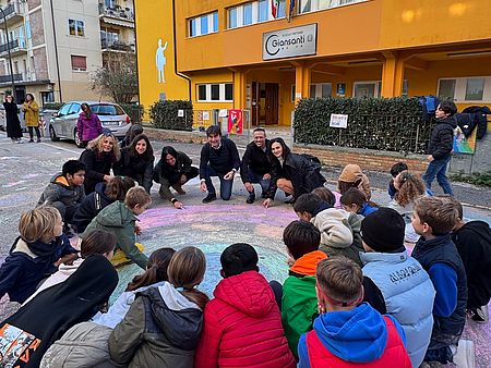 “Street for Kids” alla Giansanti. Biancani e Mengucci: «Una sperimentazione che può funzionare, perché dà respiro al Quartiere 11.» Biancani Conti Mengucci insegnanti e alunni