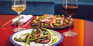 Pietanze con calici di vino