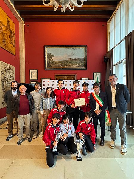 Edilizia Sportiva, Biancani e Della Dora: «Stanziati 40 mila euro per ristrutturare l’impianto del Ledimar, sede del Club Scherma Pesaro.» Biancani con ragazzi della scherma
