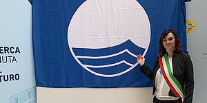L'assessora Maria Rosa Conti con la Bandiera Blu 2023