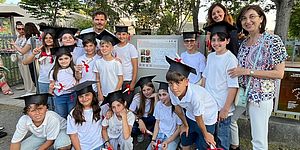 Bambini con organizzatori evento