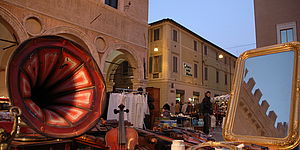 Grammofono specchio e violino in bancarella