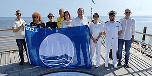 Conti Vimini e rappresentanti associazioni con bandiera blu