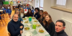 Murgia e altri che assagiano menù sostenibile