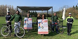 Della DOra ed altri nel parco con manifesti dell'evento