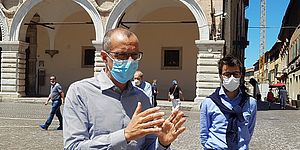 Ricci Pozzi con mascherina in piazza