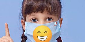 bambina con mascherina