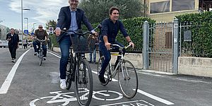 il sindaco Matteo Ricci, il vicepresidente del Consiglio regionale Andrea Biancani, l'assessore Enzo Belloni lungo la Bicipolitana di via Fratti