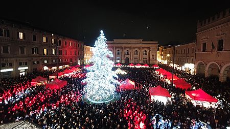 Piazza con alberto e mercatini di Natale