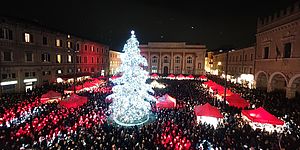 Piazza con alberto e mercatini di Natale