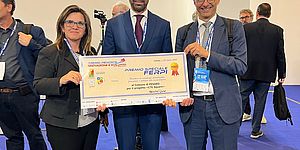 Ricci Frenquellucci e altri con in mano il premio