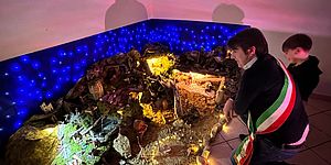 il sindaco Andrea Biancani in visita alla famiglia Delbaldo a Muraglia per vedere il presepe del giovane Tommaso