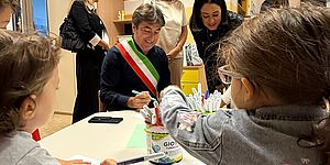 Biancani con bambini delle scuole