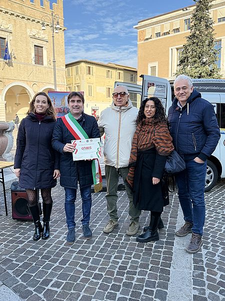 Biancani Belloni Pandolfi e rappresentanti associazione