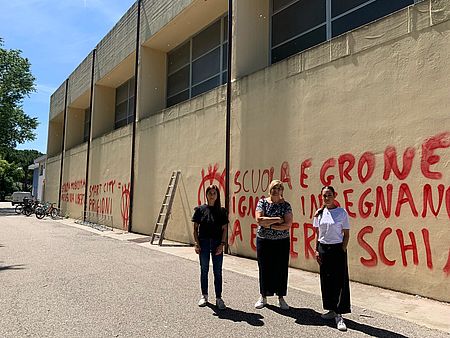 Mila Della Dora (assessora alle Manutenzioni), Anna Maria Angelini (coolaboratrice dirigente scolastico Pirandello), Camilla Murgia (assessore alle Politiche educative) Mila Della Dora (assessora alle Manutenzioni), Anna Maria Angelini (coolaboratrice dirigente scolastico Pirandello), Camilla Murgia (assessore alle Politiche educative)