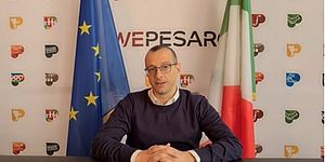 Ricci con dietro Bandiere