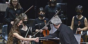 Maestro che ringrazia gli orchstrali