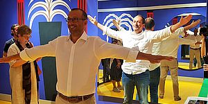 Il sindaco Matteo Ricci e il vicesindaco Daniele Vimini di fronte a uno specchio simulano l'uomo vitruviano ai Musei Civici