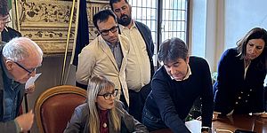 Biancani Greco Mengucci e altri partecipanti alla riunione