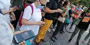 gente con smartphone in mano