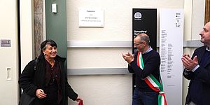 Davanti alla targa "Davide Sassoli" Ricci e Vimini con la moglie Alessandra Vittorini