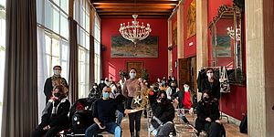 Organizzatori evento e Ricci con una stella all'interno di una nassa in mano