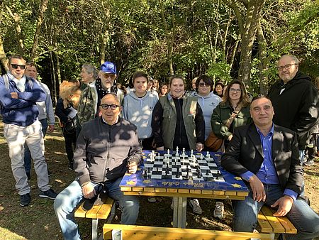 Belloni Frenquellucci Boccanera Lugli e ragazzi della Gulliver attorno al tavolo con scacchiera