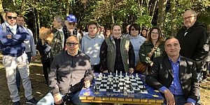 Belloni Frenquellucci Boccanera Lugli e ragazzi della Gulliver attorno al tavolo con scacchiera