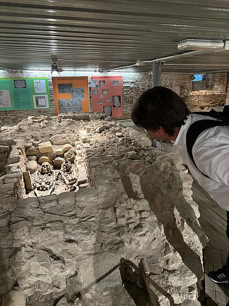 Biancani davanti ai mosaici del duomo