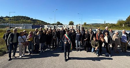 Opere compensative dell’A14; l’allarme di Biancani: «Società autostrade dismetterà il campo base, un’ulteriore dimostrazione che non vuole avviare i cantieri. È una notizia gravissima» Biancani con partecipanti alla manifestazione