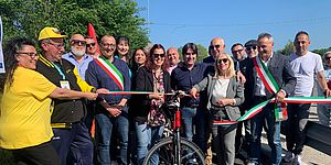 Autorità al taglio del nastro