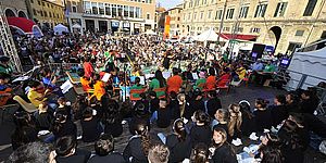 Piazza del popolo affollata