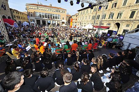 Piazza del popolo affollata
