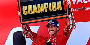 Bagania con il cartello "Champion"