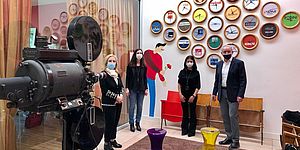 Della Dora Ceccarelli Mengucci Amadori con cinepresa e orologi sullo sulla parete