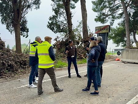 Biancani con tecnici in strada San Bartolo
