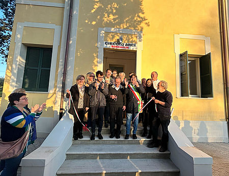 Il Comune riapre il Circolo Arci, è festa a Roncaglia. Biancani e Pozzi al taglio del nastro: «Restituito al quartiere uno spazio che “fa comunità” atteso e amato» Inaugurazione circolo ARCI Roncaglia