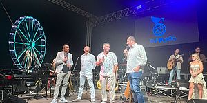 Il palco di piazzale della Libertà di Pesaro con il sindaco Ricci, il vicesindaco Vimini, Mirko Casadei e Avion Travel