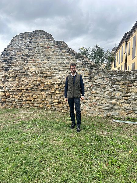 Pozzi con dietro mura di Casteldimezzo