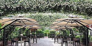 Tavoli con ombrelloni