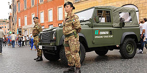 Militari con camionetta dell'esercito
