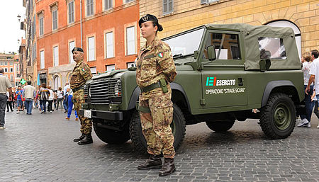 Militari con camionetta dell'esercito