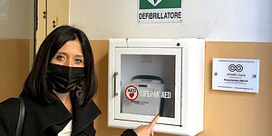 Della Dora con defibrilatore