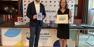 Il presidente del Consiglio comunale di Pesaro Marco Perugini e l'autrice e infermiera Maria Teresa Chechile