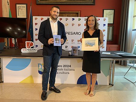 Il presidente del Consiglio comunale di Pesaro Marco Perugini e l'autrice e infermiera Maria Teresa Chechile