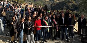 Autorità al taglio del nastro