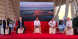 Ricci ed altri con sullo sfondo Cantiere Rossini