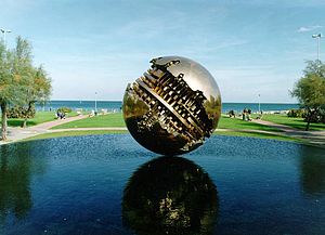 Sfera Grande di Arnaldo Pomodoro