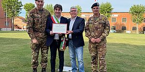 Biancani consegna il Plauso della città a Gabriele Carloni, barbiere del 28° Reggimento “Pavia”