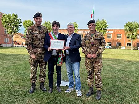 Biancani consegna il Plauso della città a Gabriele Carloni, barbiere del 28° Reggimento “Pavia”